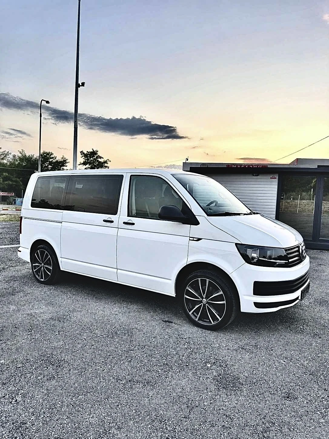 VW Multivan 2.0 TDI ! 9 места, 2х Клима, EURO 6, Теглич, Нави!, снимка 3 - Бусове и автобуси - 56136106