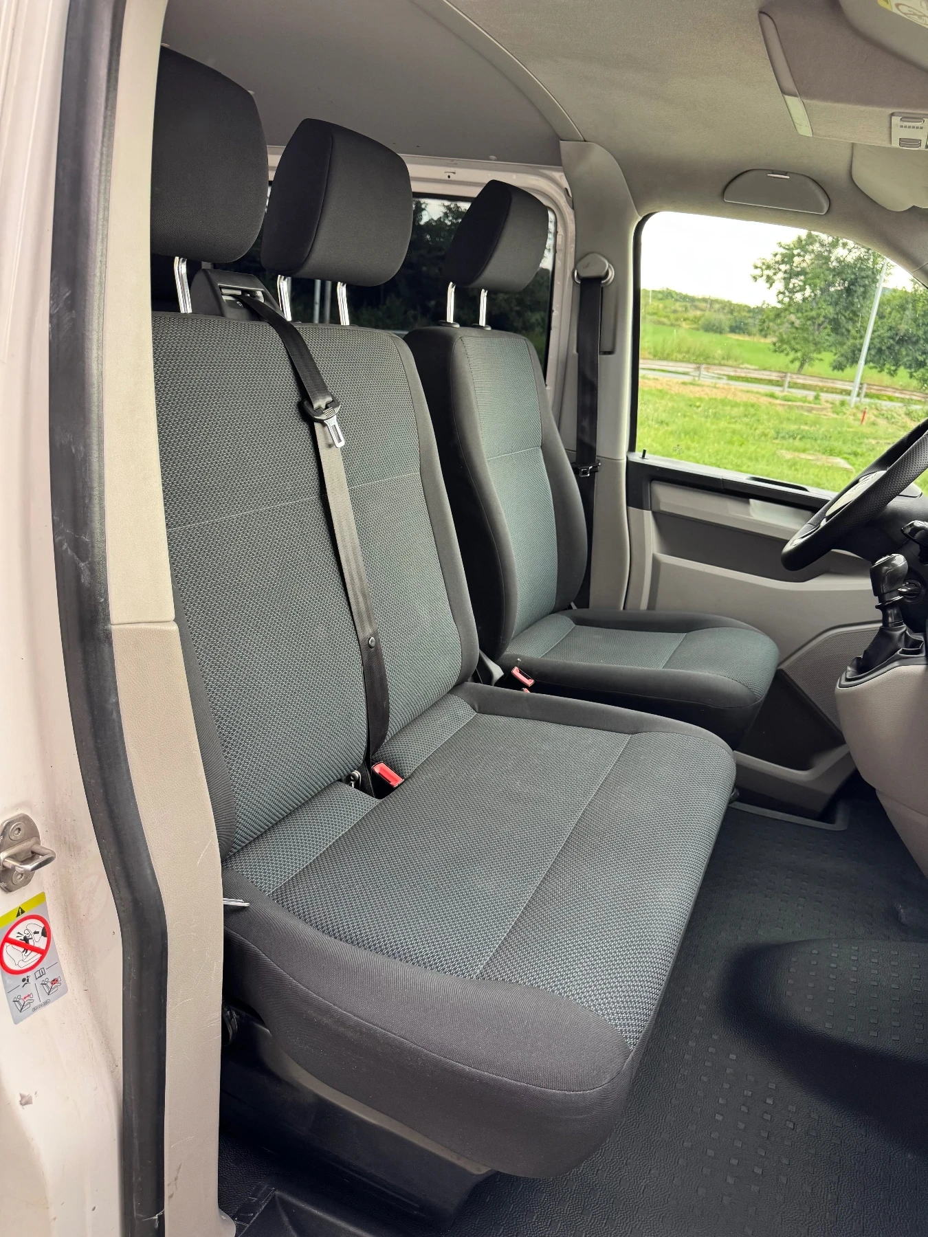 VW Multivan 2.0 TDI ! 9 места, 2х Клима, EURO 6, Теглич, Нави!, снимка 13 - Бусове и автобуси - 56136106