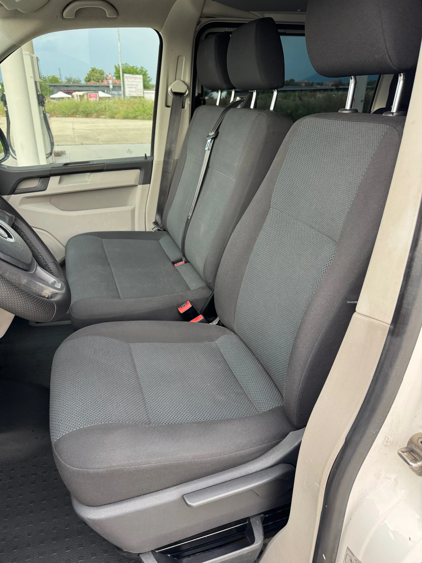 VW Multivan 2.0 TDI ! 9 места, 2х Клима, EURO 6, Теглич, Нави!, снимка 12 - Бусове и автобуси - 56136106