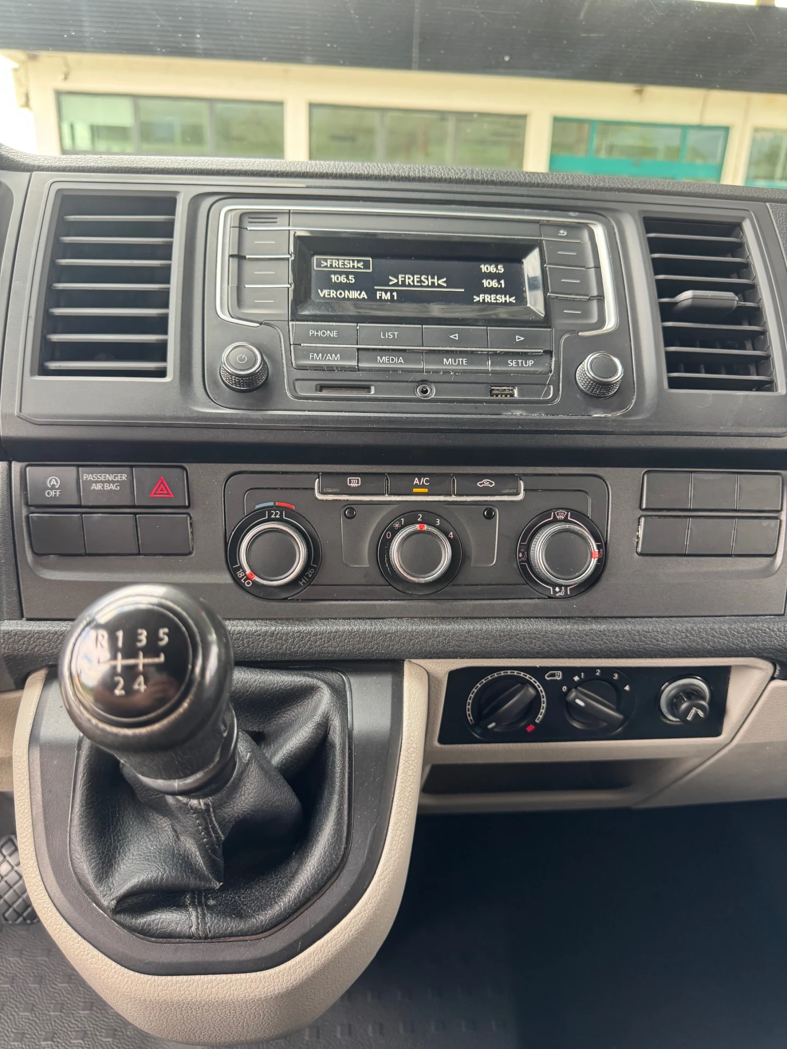VW Multivan 2.0 TDI ! 9 места, 2х Клима, EURO 6, Теглич, Нави!, снимка 11 - Бусове и автобуси - 56136106