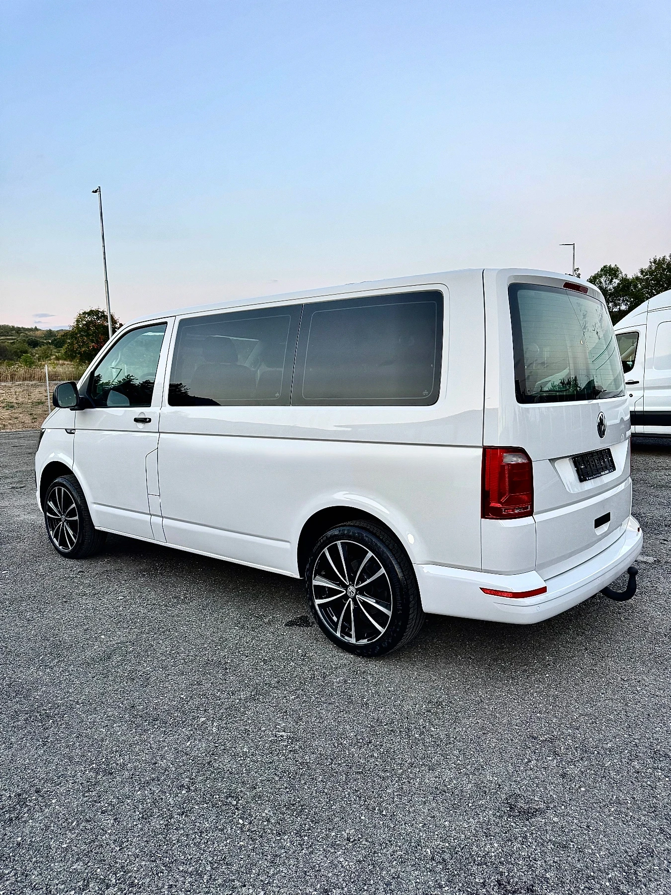 VW Multivan 2.0 TDI ! 9 места, 2х Клима, EURO 6, Теглич, Нави!, снимка 7 - Бусове и автобуси - 56136106