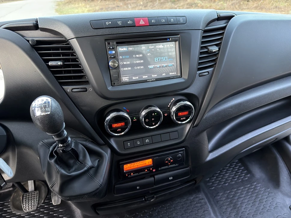 Iveco 35c17 3.0L* КЛИМА* 4.50м* ДВ.ПАКЕТ РЕСОРИ* до 3.5т , снимка 10 - Бусове и автобуси - 56341097