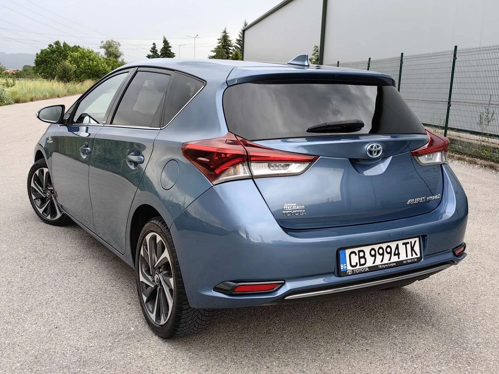 Toyota Auris 1.8 Hybrid - изображение 2