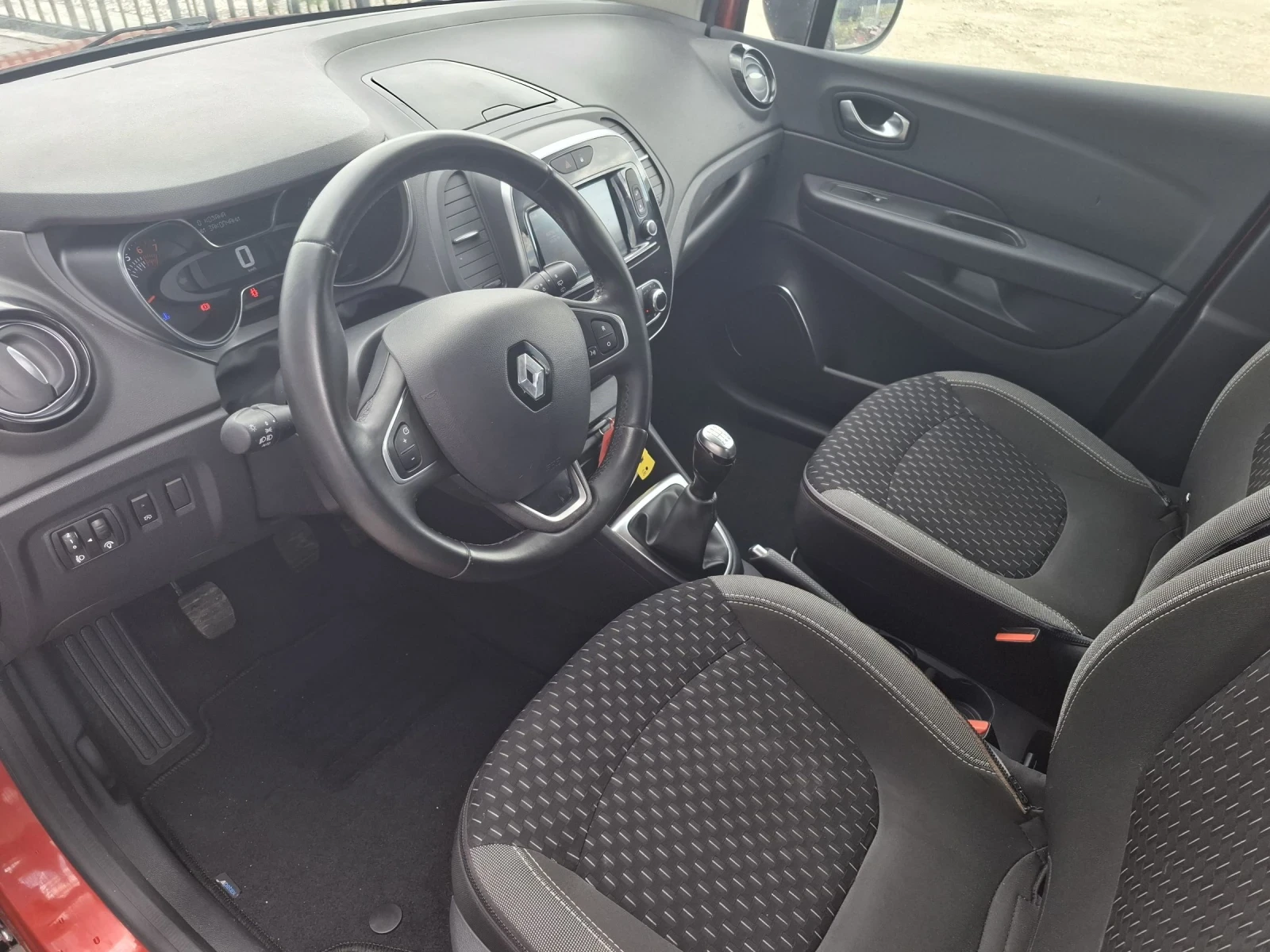 Renault Captur 0.9 Facelift , снимка 10 - Автомобили и джипове - 54427601