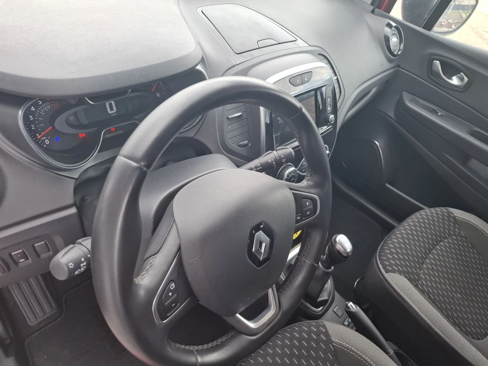 Renault Captur 0.9 Facelift , снимка 12 - Автомобили и джипове - 54427601