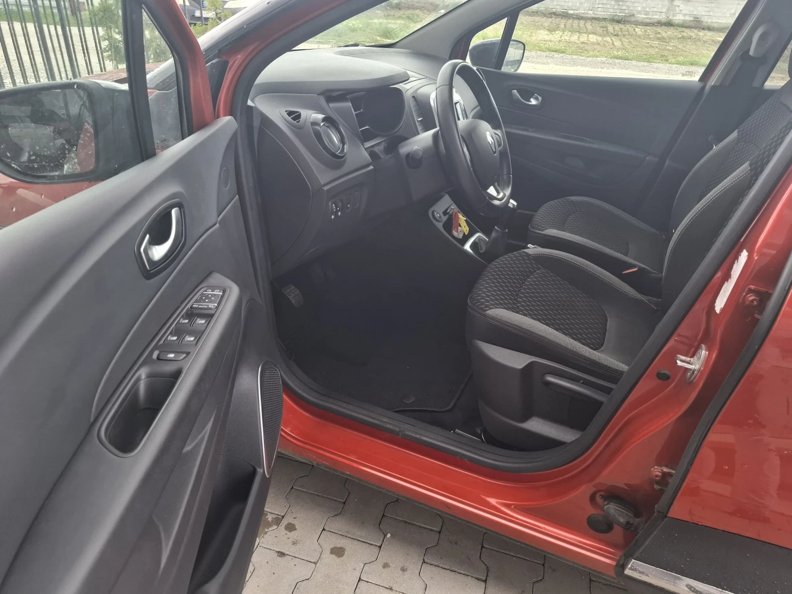 Renault Captur 0.9 Facelift , снимка 13 - Автомобили и джипове - 54427601