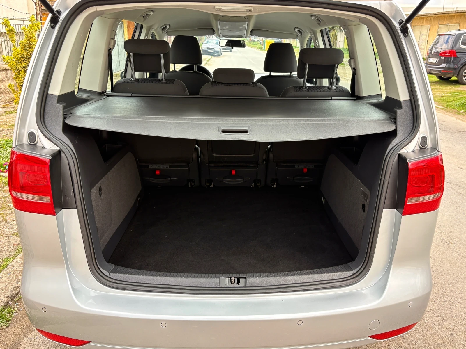 VW Touran 1.6TDI 6ск. TREND# Навигация# 164 000км#, снимка 13 - Автомобили и джипове - 54897236