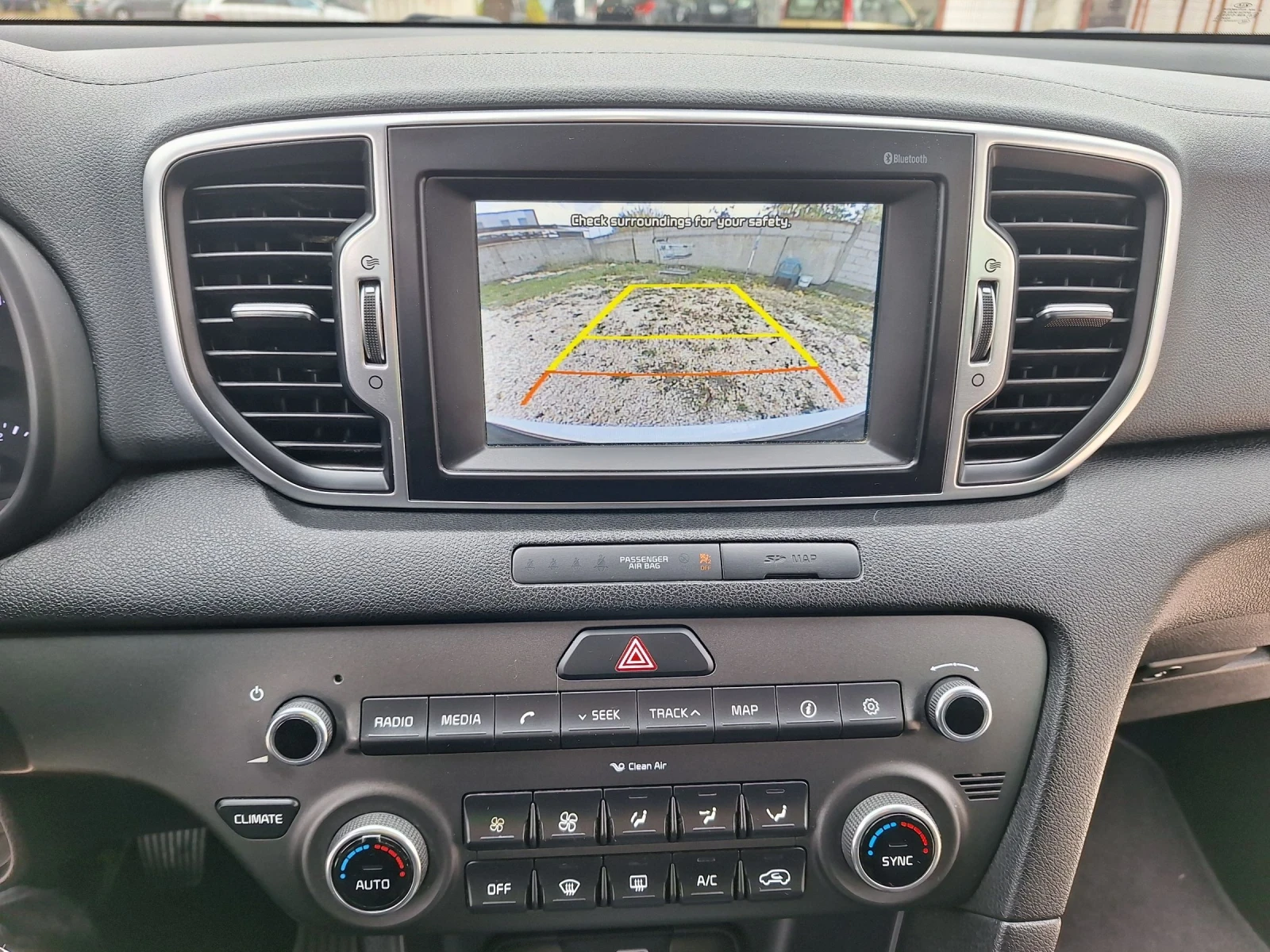 Kia Sportage 1.7d* Навигация/Камера/Лед/6ск/Топ* , снимка 11 - Автомобили и джипове - 53771119