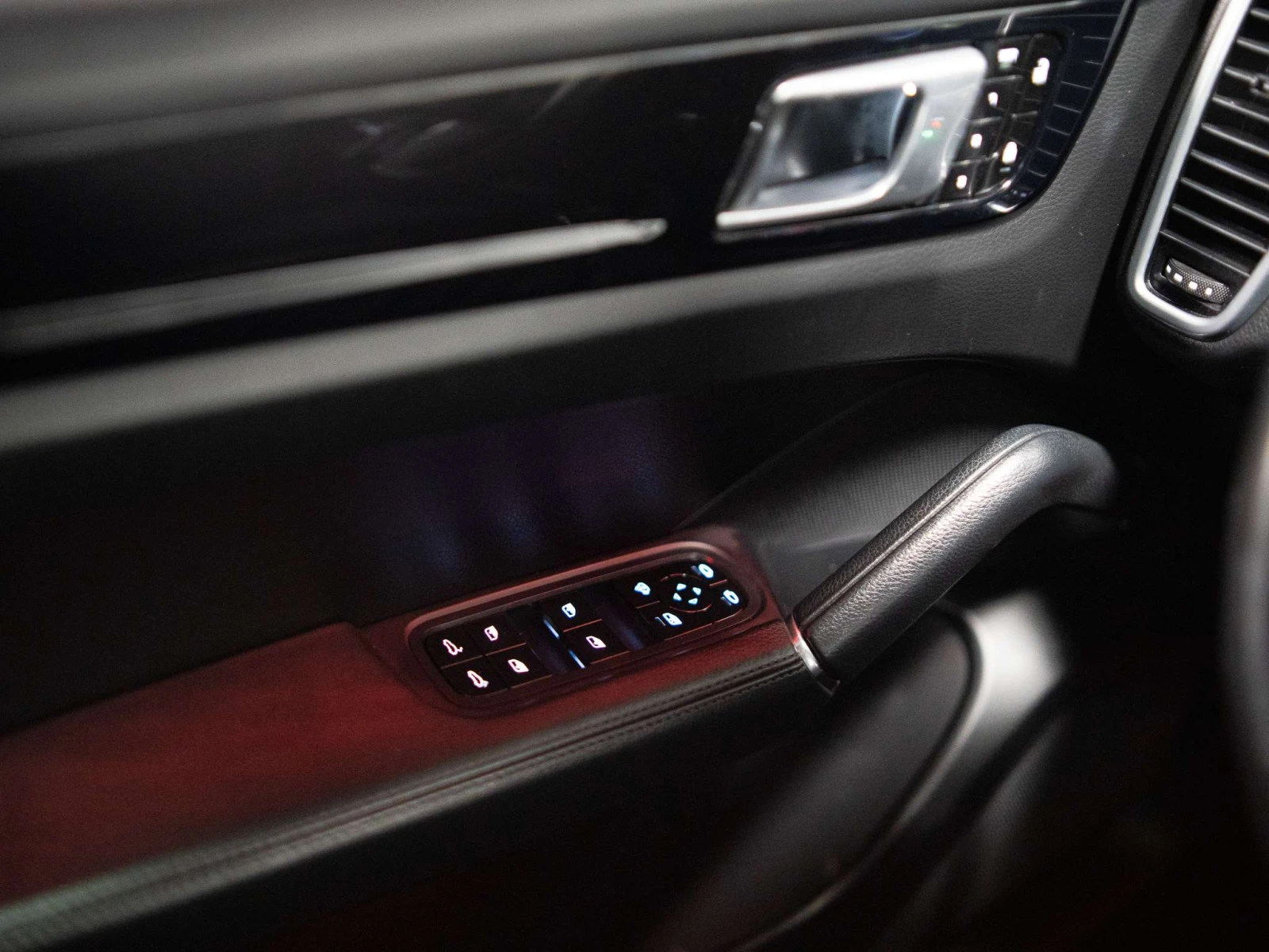 Porsche Cayenne Панорама / BOSE / Кожа / ЦЕНА до БГ, снимка 12 - Автомобили и джипове - 55422669