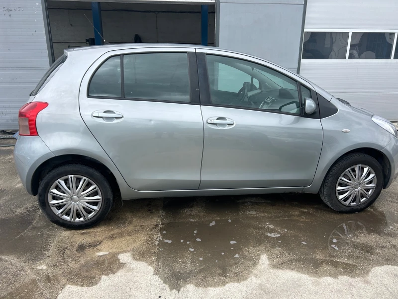 Toyota Yaris 1.0 бензин, снимка 4 - Автомобили и джипове - 50208539