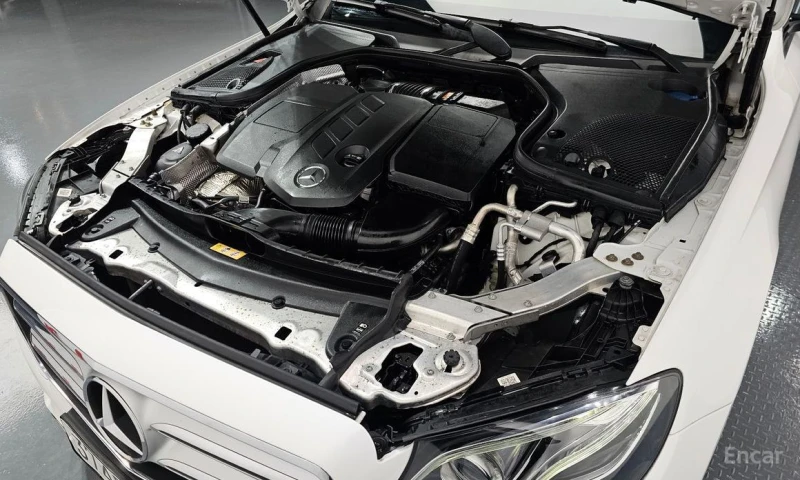 Mercedes-Benz E 220, снимка 6 - Автомобили и джипове - 52971637