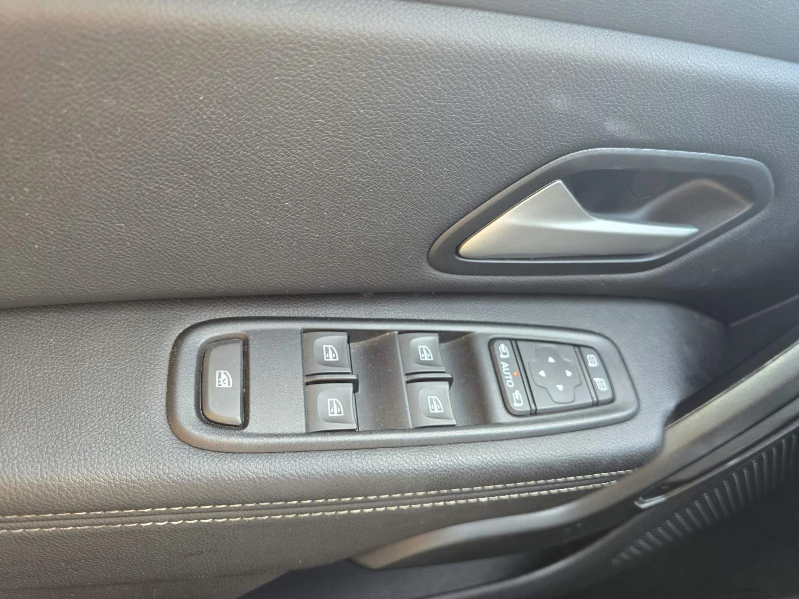 Dacia Duster 1.0 TCe 90 Stop&Start LPG, снимка 12 - Автомобили и джипове - 56008390