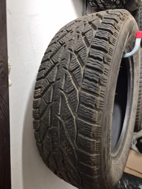 Гуми Зимни 215/65R16, снимка 1