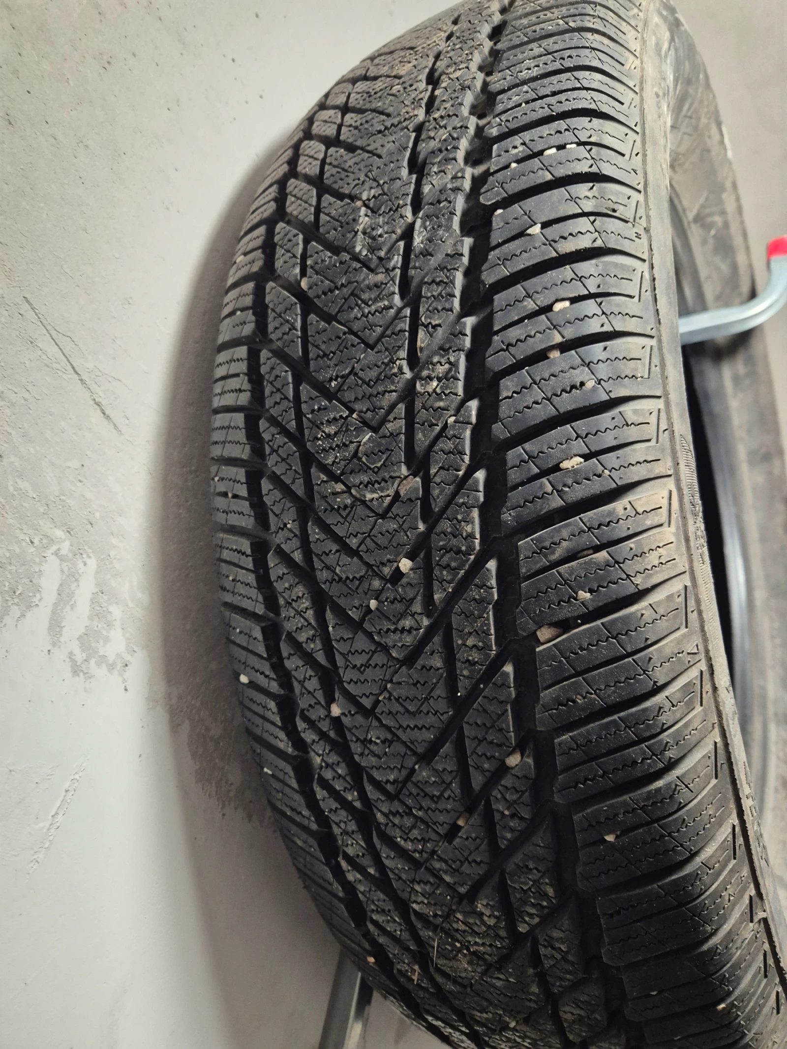 Гуми Зимни 215/65R16, снимка 2 - Гуми и джанти - 56655985