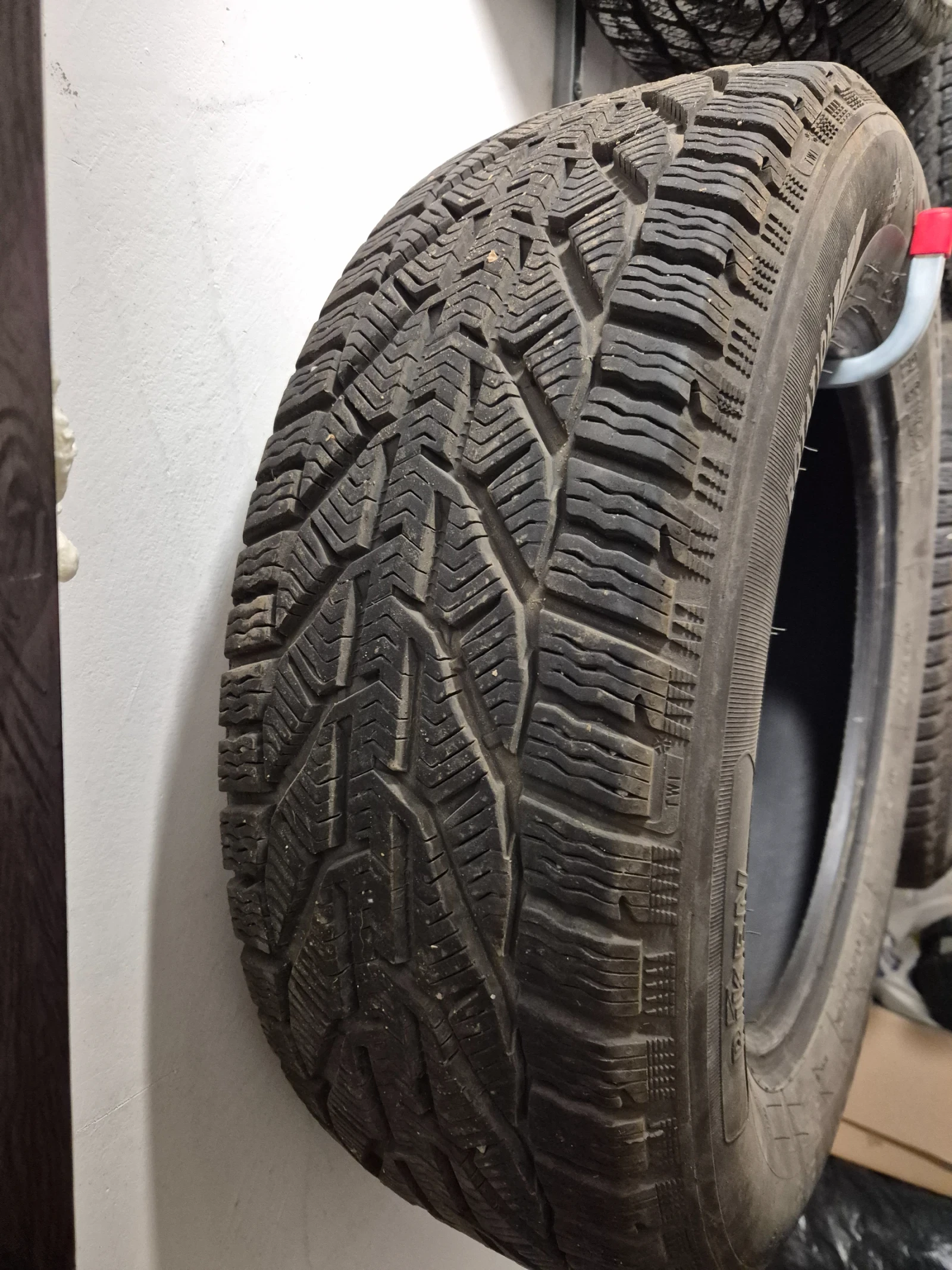 Гуми Зимни 215/65R16