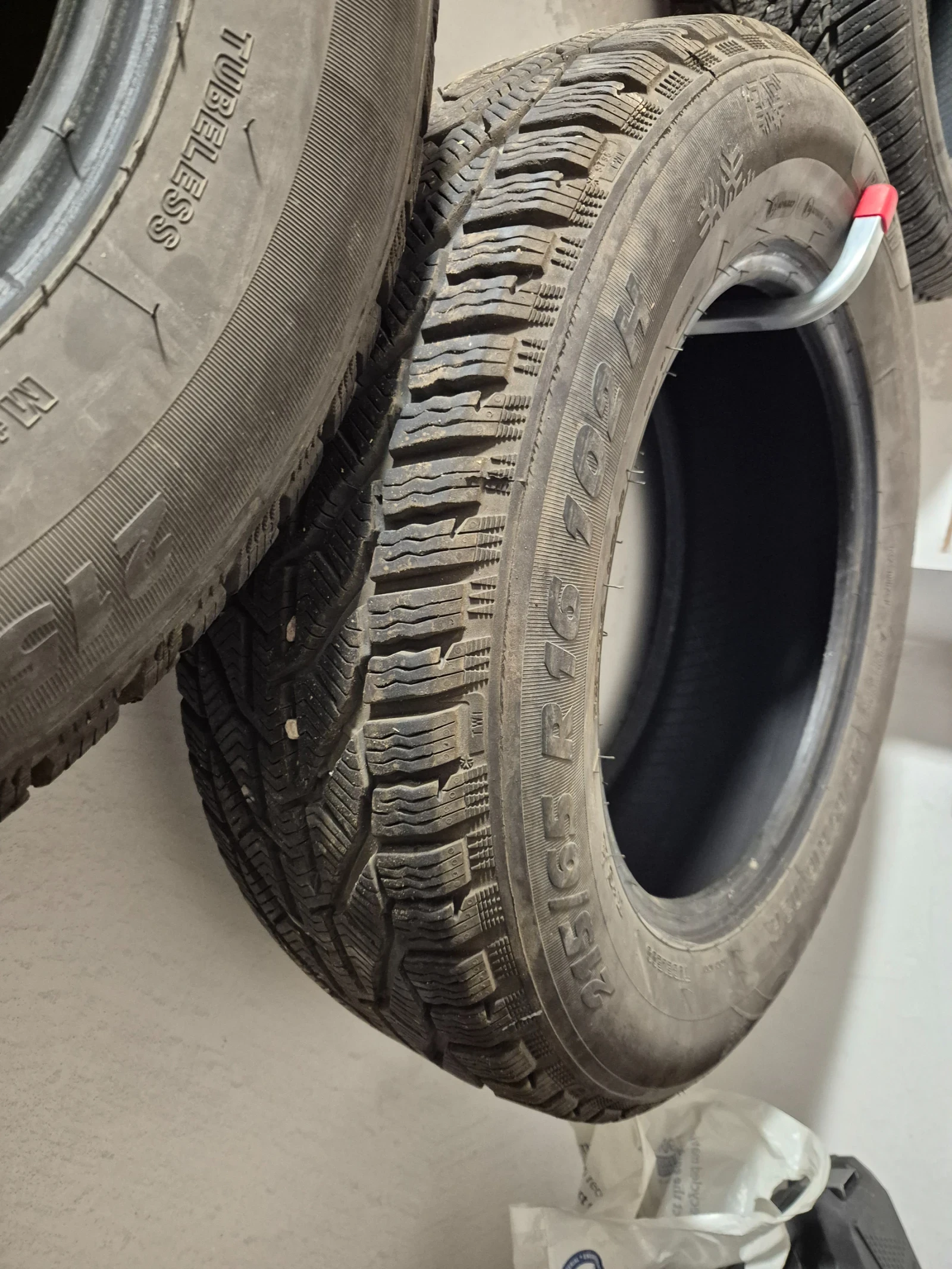 Гуми Зимни 215/65R16, снимка 5 - Гуми и джанти - 56655985