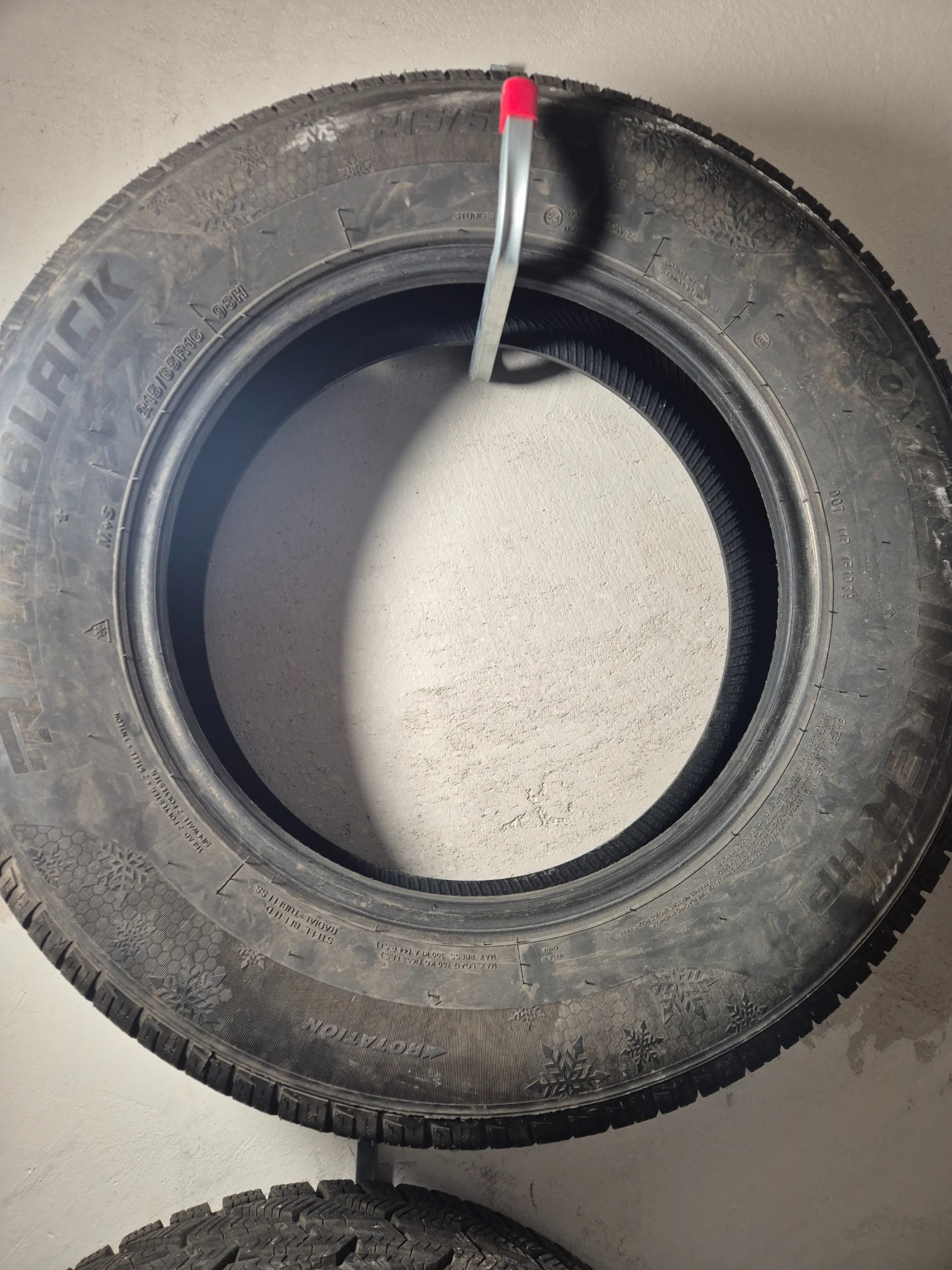Гуми Зимни 215/65R16, снимка 7 - Гуми и джанти - 56655985