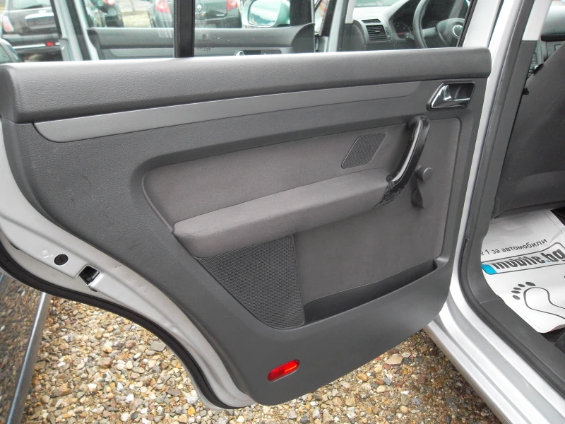 VW Touran 1.9 TDI-105 7 местна, снимка 10 - Автомобили и джипове - 53281009