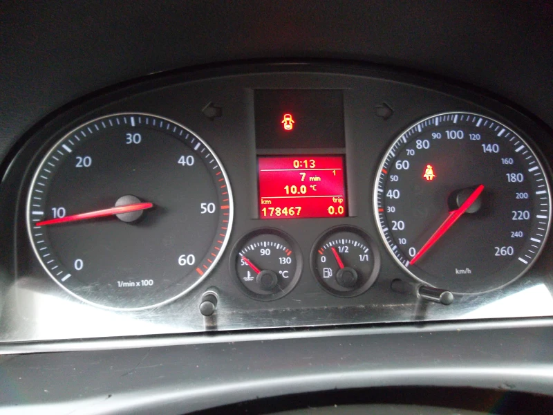 VW Touran 1.9 TDI-105 7 местна, снимка 8 - Автомобили и джипове - 53281009