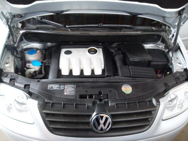 VW Touran 1.9 TDI-105 7 местна, снимка 16 - Автомобили и джипове - 53281009