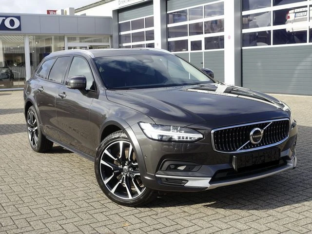 Volvo V90 Cross Country B4 D AWD Plus, снимка 3 - Автомобили и джипове - 47775389