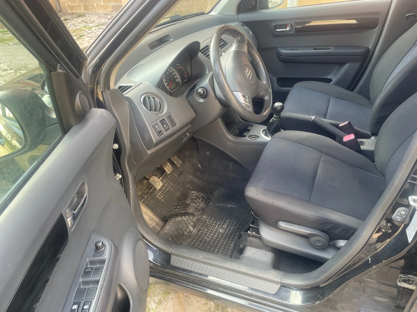 Suzuki Swift 1.3i 4X4 92ks KLIMATIK, снимка 9 - Автомобили и джипове - 53707812