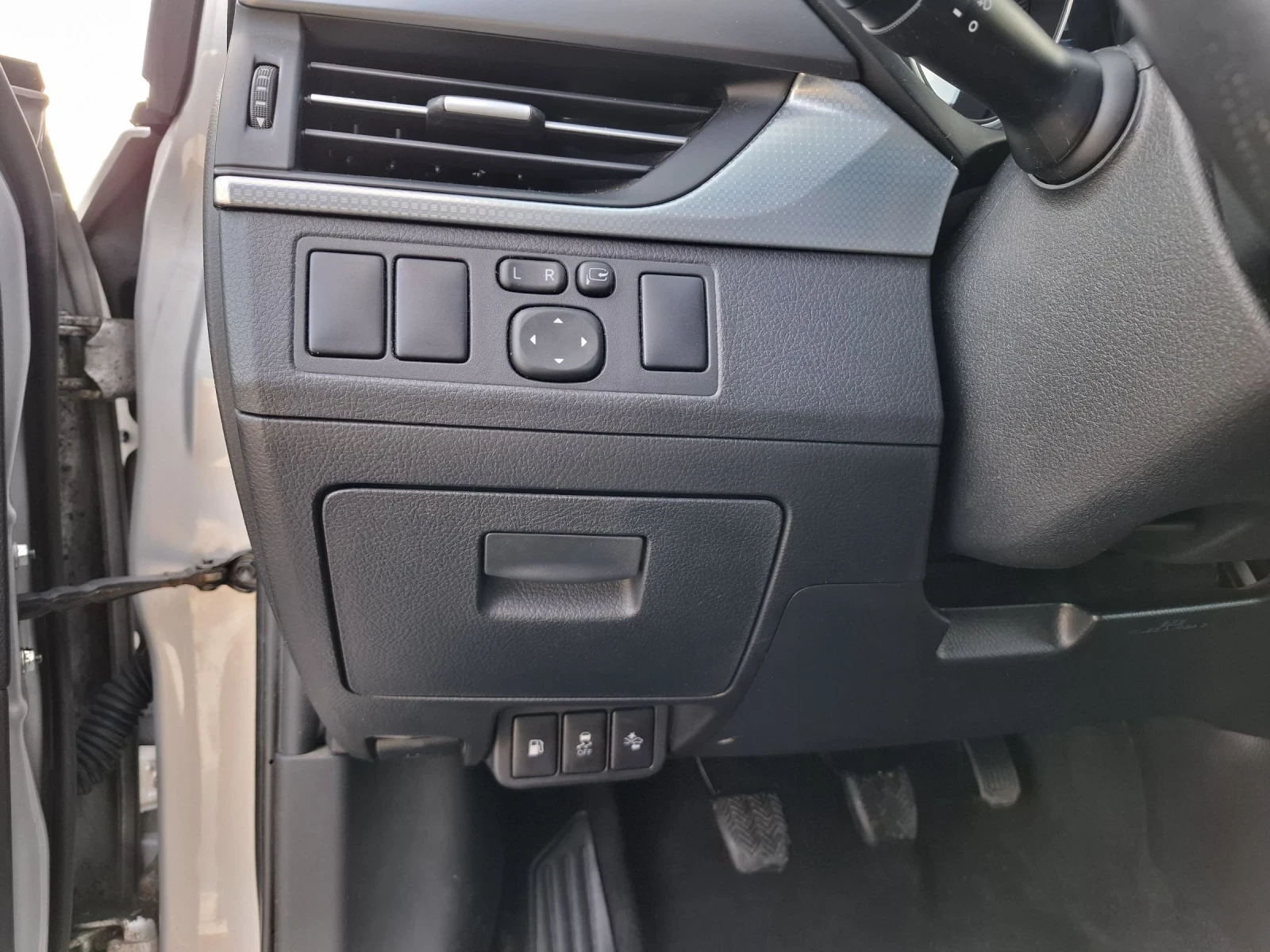 Toyota Avensis 1.8 147 кс., снимка 11 - Автомобили и джипове - 54193289