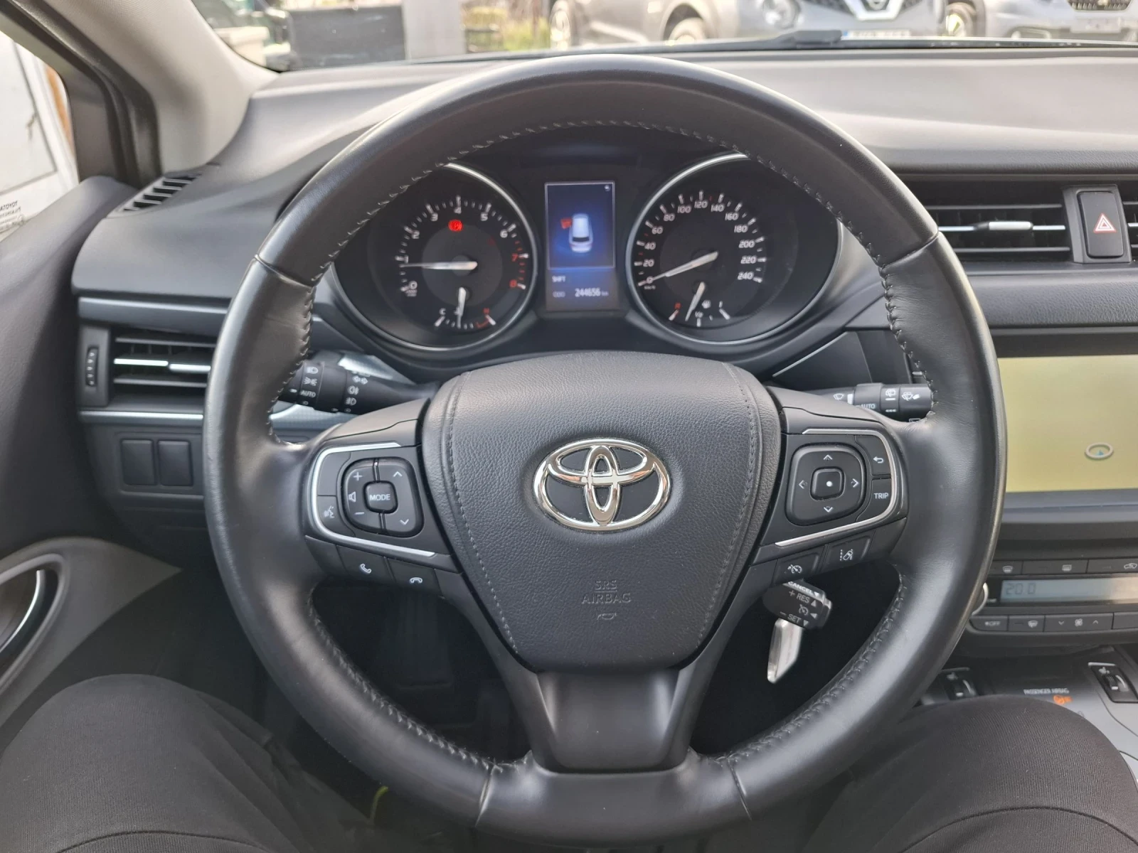 Toyota Avensis 1.8 147 кс., снимка 10 - Автомобили и джипове - 54193289