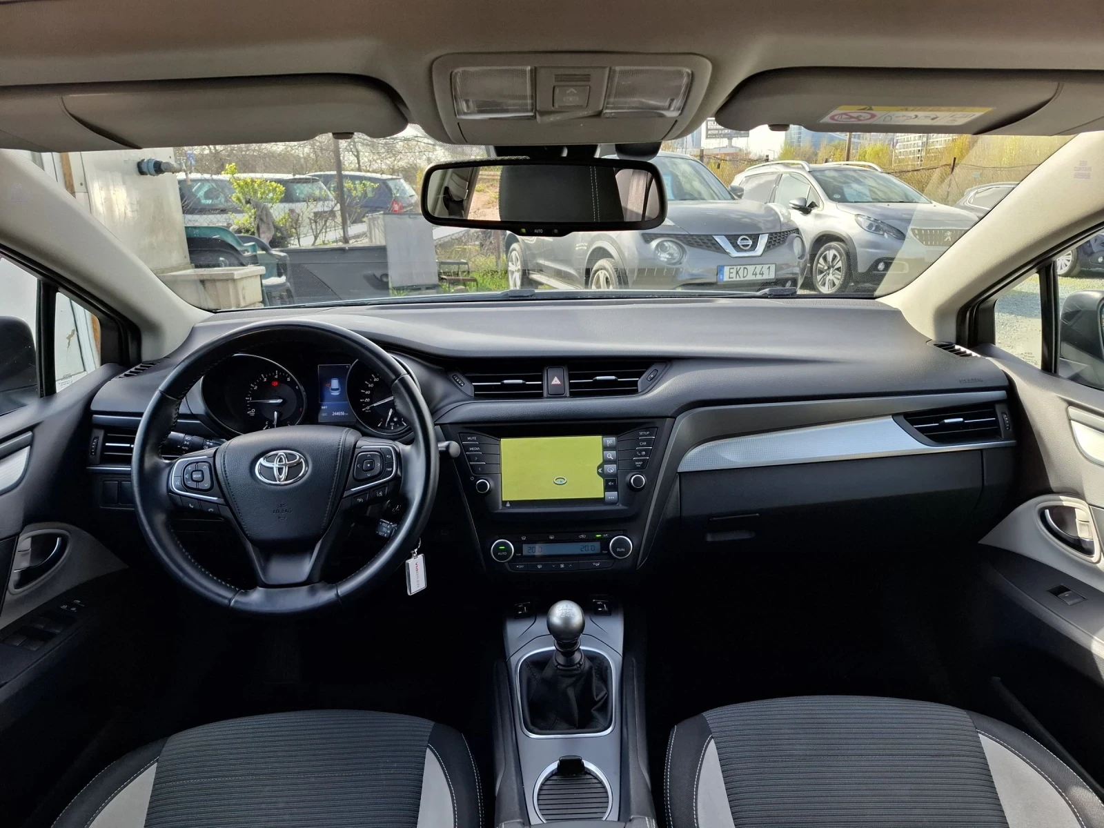 Toyota Avensis 1.8 147 кс., снимка 12 - Автомобили и джипове - 54193289