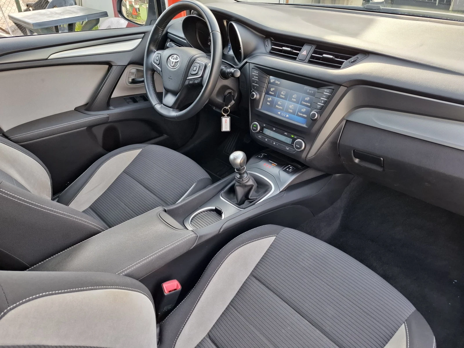 Toyota Avensis 1.8 147 кс., снимка 15 - Автомобили и джипове - 54193289