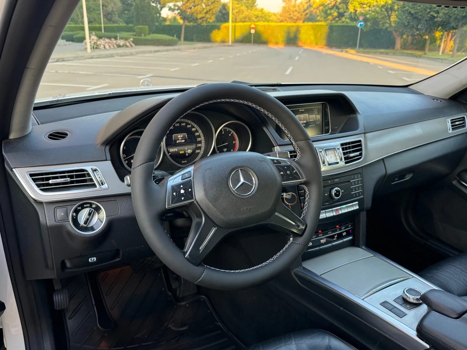 Mercedes-Benz E 220 CDI/4MATIC/DISTRONIC/FULL LED, снимка 8 - Автомобили и джипове - 54993693