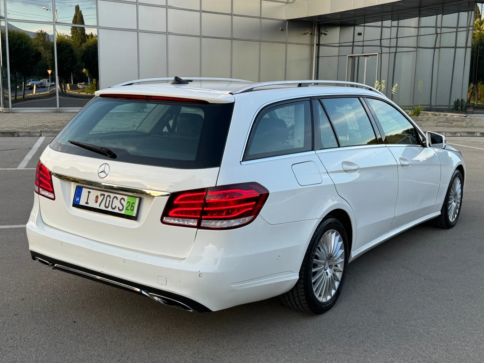 Mercedes-Benz E 220 CDI/4MATIC/DISTRONIC/FULL LED, снимка 4 - Автомобили и джипове - 54993693