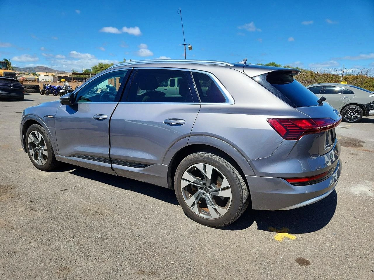 Audi E-Tron Premium, снимка 2 - Автомобили и джипове - 56314688
