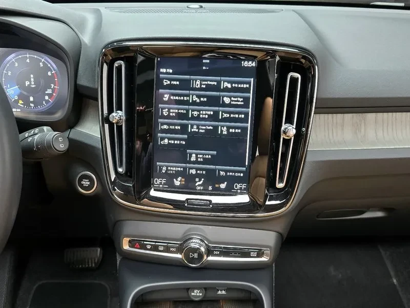 Volvo XC40 B4 INSCRIPTION, снимка 14 - Автомобили и джипове - 55562562