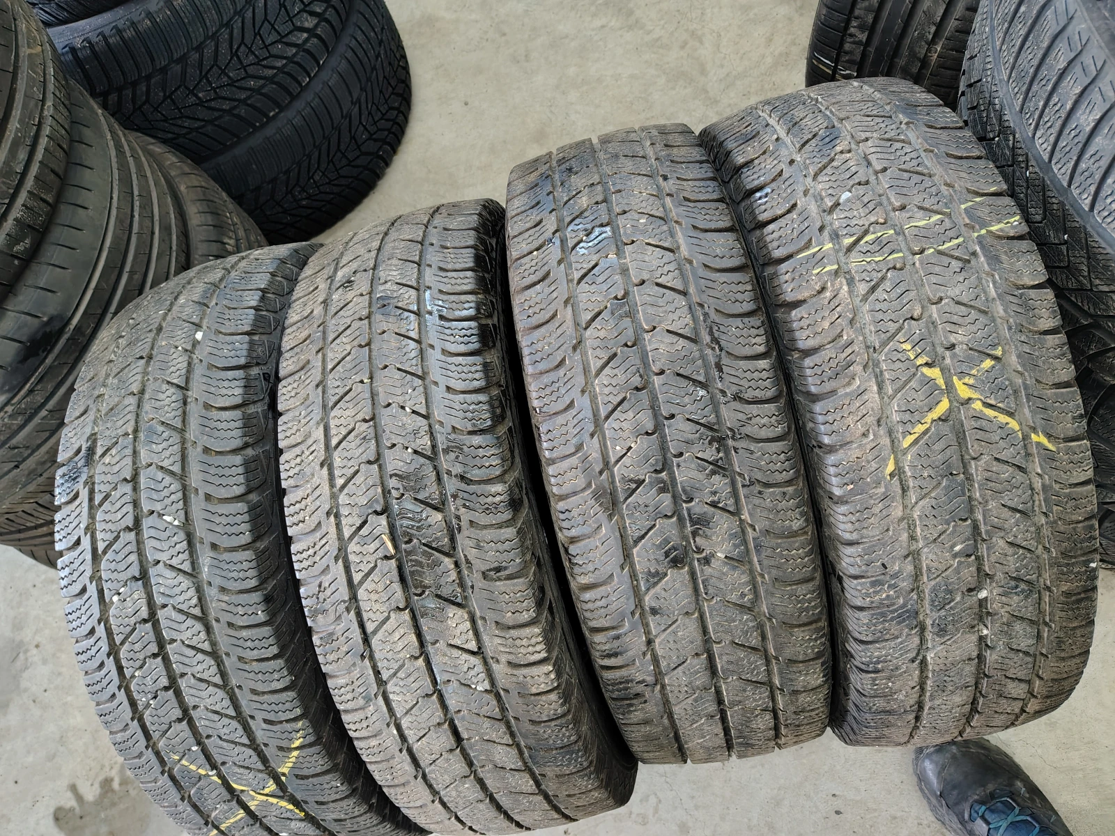 Гуми Зимни 205/75R16, снимка 2 - Гуми и джанти - 54088656