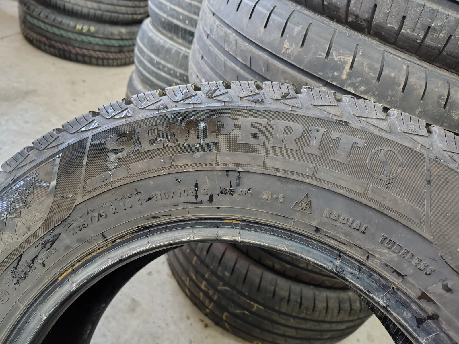 Гуми Зимни 205/75R16, снимка 7 - Гуми и джанти - 54088656