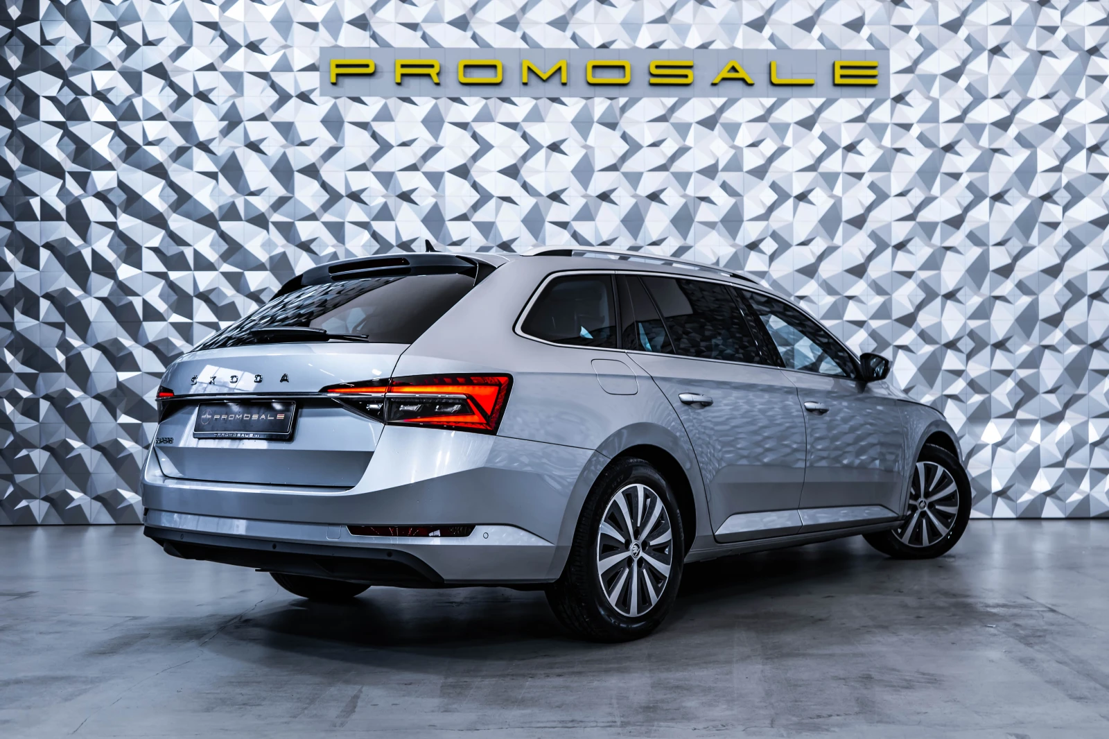 Skoda Superb 2.0 TDI * LED* DSG* Подгрев, снимка 4 - Автомобили и джипове - 54820000