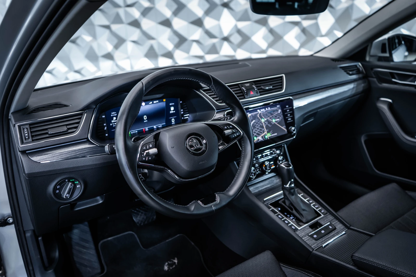 Skoda Superb 2.0 TDI * LED* DSG* Подгрев, снимка 8 - Автомобили и джипове - 54820000