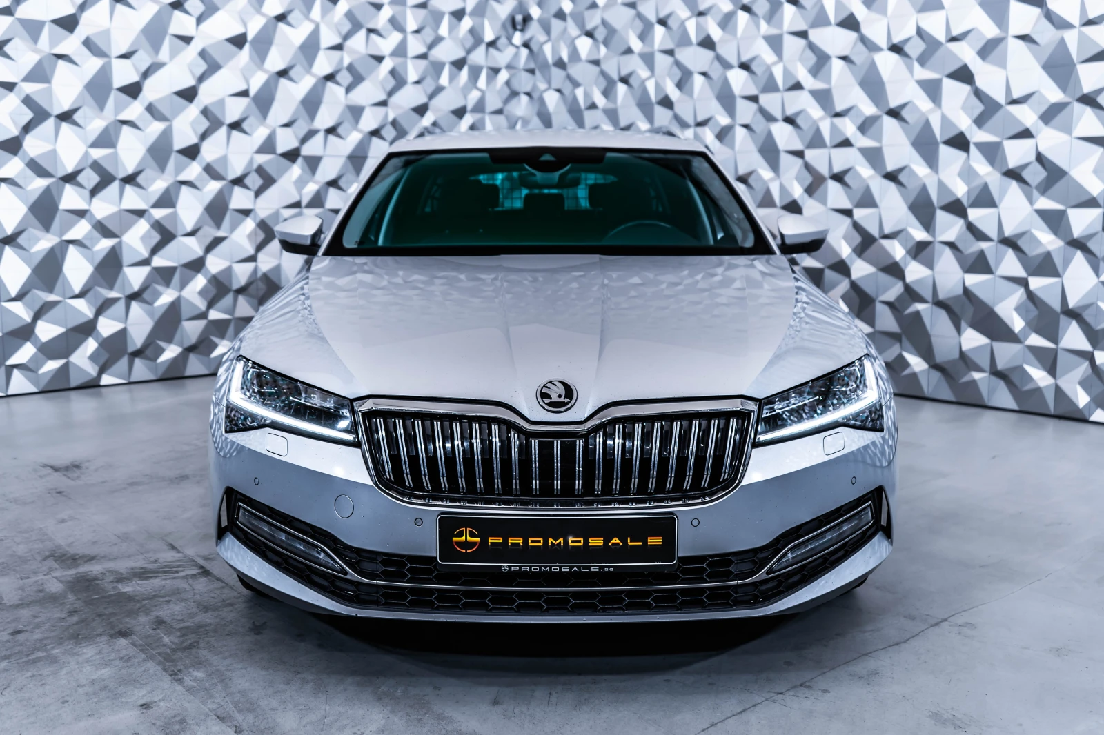 Skoda Superb 2.0 TDI * LED* DSG* Подгрев, снимка 2 - Автомобили и джипове - 54820000