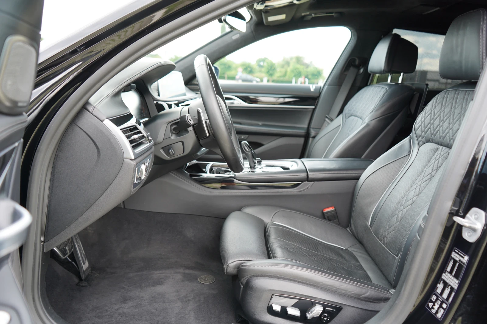 BMW 740 xDRIVE* LONG* INDIVIDUAL* M-PACK* DISTR* 360 CAM* , снимка 15 - Автомобили и джипове - 55177405