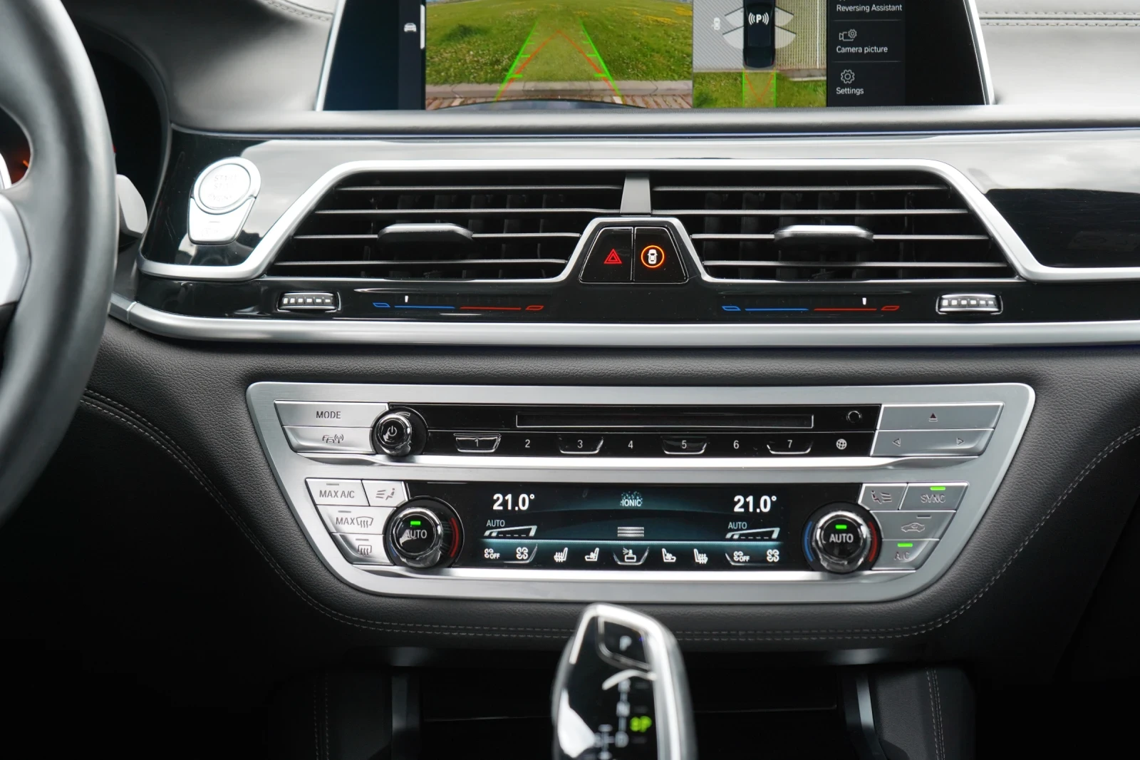 BMW 740 xDRIVE* LONG* INDIVIDUAL* M-PACK* DISTR* 360 CAM* , снимка 12 - Автомобили и джипове - 55177405