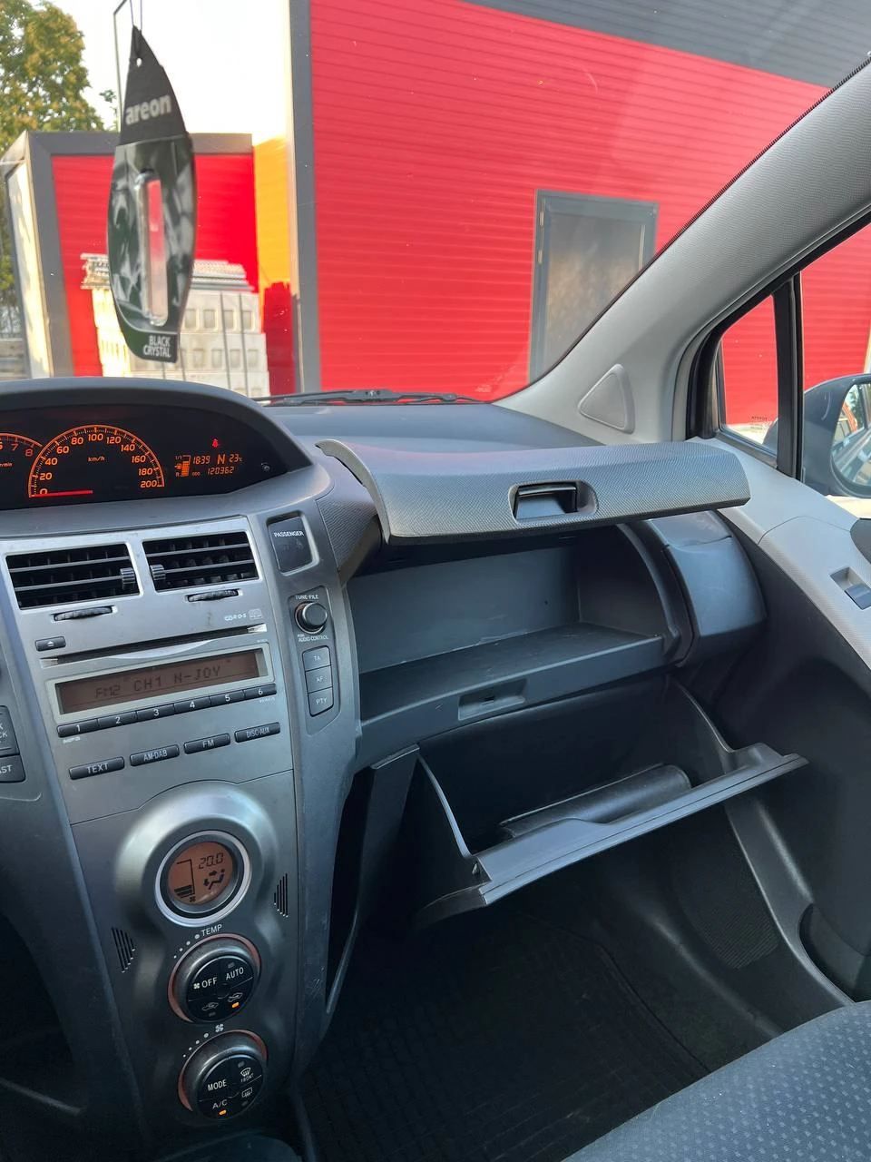 Toyota Yaris 1.33VVT-I АВТОМАТИК, снимка 11 - Автомобили и джипове - 55730236