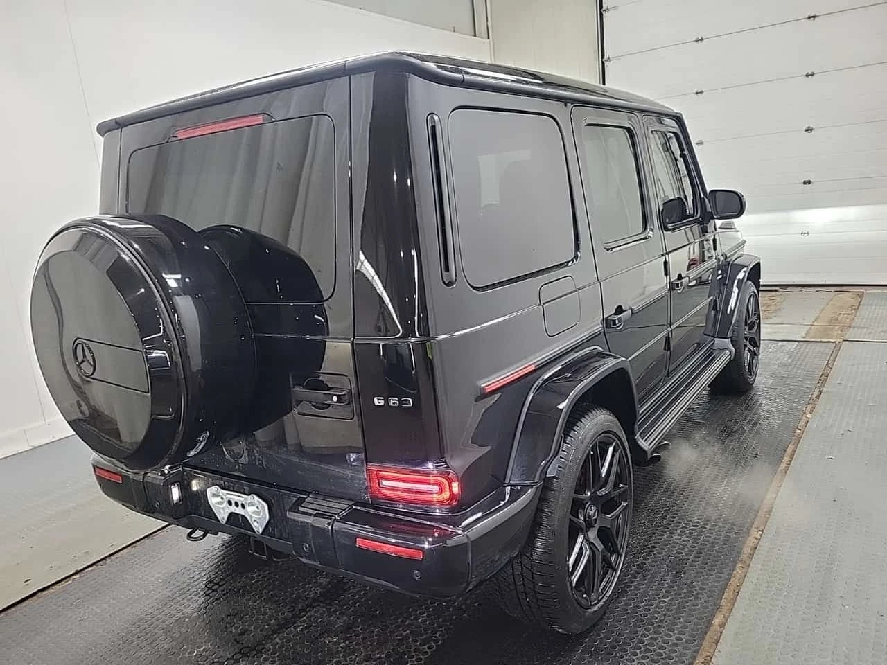 Mercedes-Benz G 63 AMG * МАСАЖ* ПОДГРЕВ* ДИСТРОНИК* ОБДУХВАНЕ* ДВА КЛЮЧА*, снимка 3 - Автомобили и джипове - 54076875