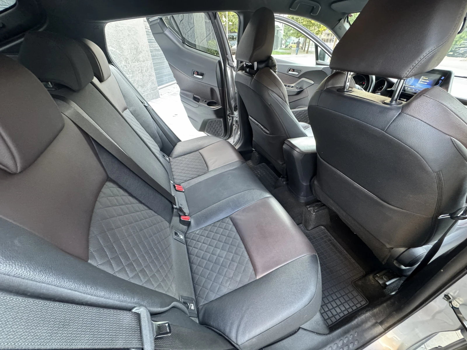 Toyota C-HR 1.8 Hybrid| 1-ви собственик| Купена БГ| Пълна Исто, снимка 11 - Автомобили и джипове - 55649215