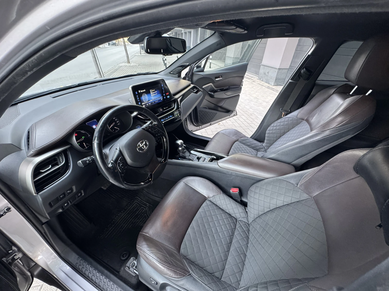 Toyota C-HR 1.8 Hybrid| 1-ви собственик| Купена БГ| Пълна Исто, снимка 8 - Автомобили и джипове - 55649215