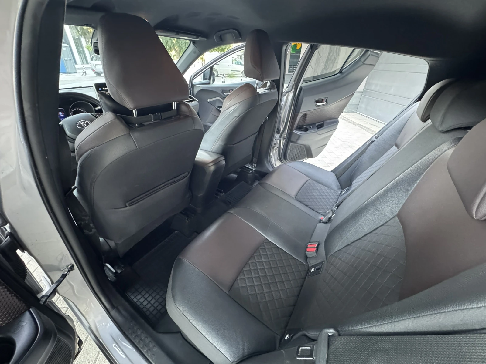Toyota C-HR 1.8 Hybrid| 1-ви собственик| Купена БГ| Пълна Исто, снимка 12 - Автомобили и джипове - 55649215