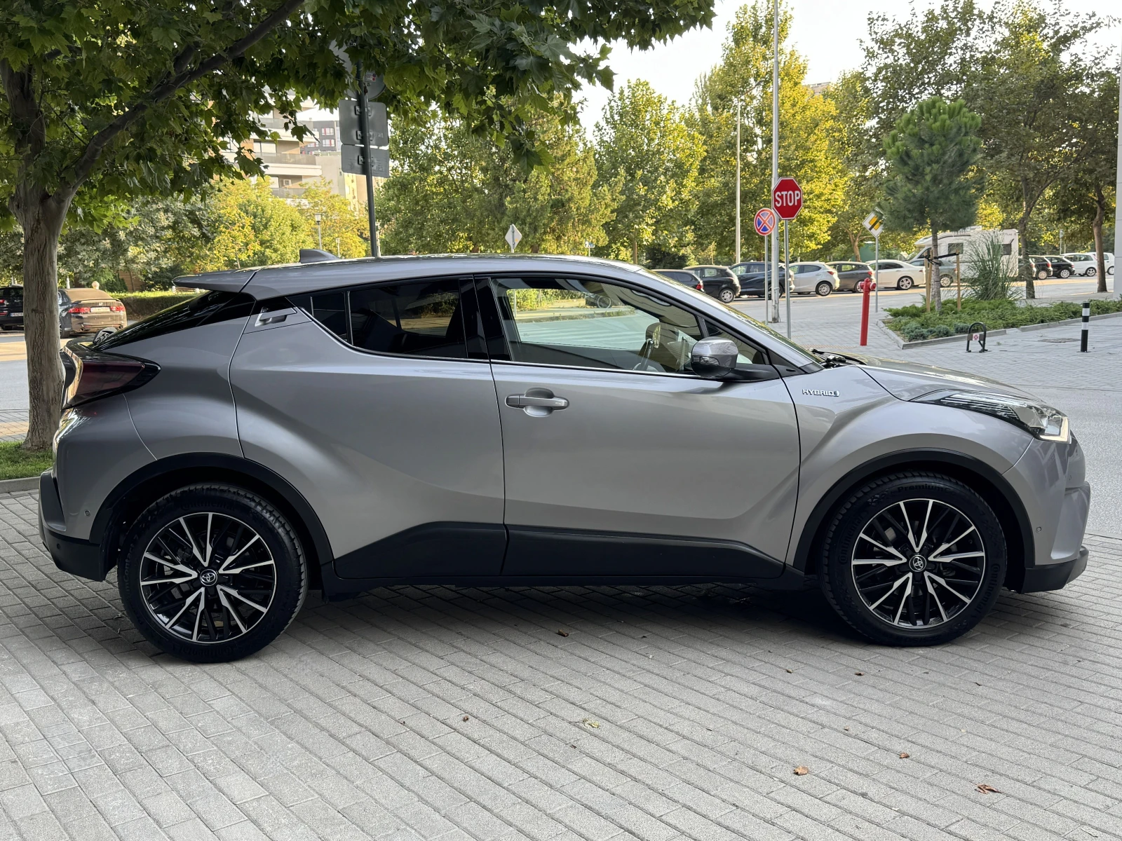 Toyota C-HR 1.8 Hybrid| 1-ви собственик| Купена БГ| Пълна Исто, снимка 4 - Автомобили и джипове - 55649215