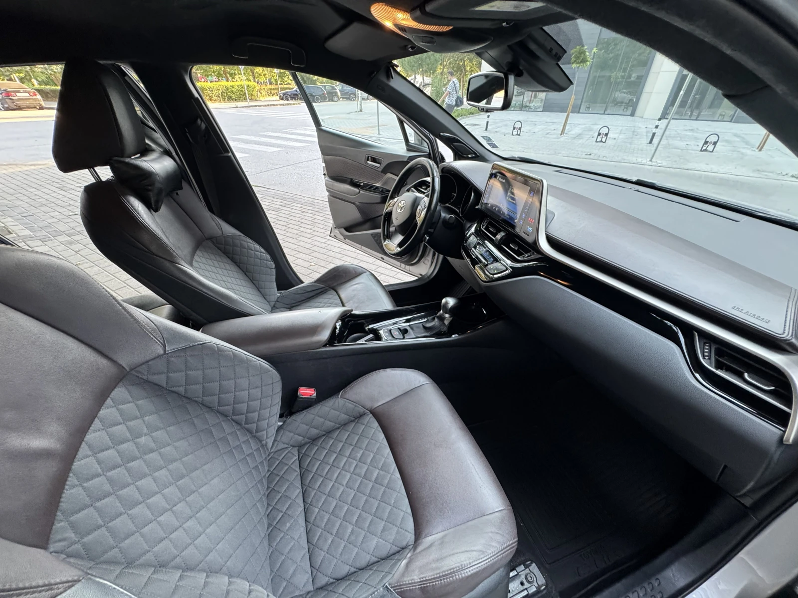 Toyota C-HR 1.8 Hybrid| 1-ви собственик| Купена БГ| Пълна Исто, снимка 9 - Автомобили и джипове - 55649215