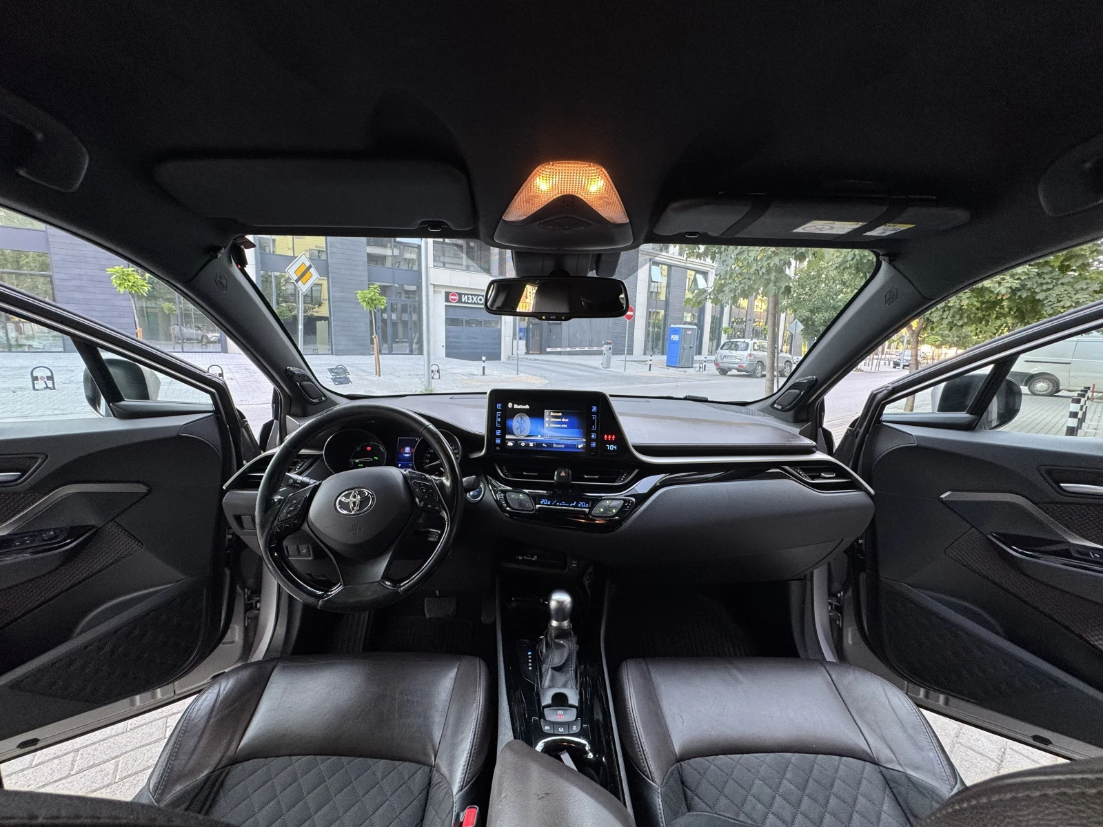 Toyota C-HR 1.8 Hybrid| 1-ви собственик| Купена БГ| Пълна Исто, снимка 10 - Автомобили и джипове - 55649215
