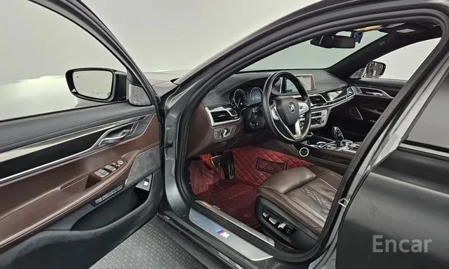 BMW 740 * ТЕЛЕВИЗОРИ * ДИСТРОНИК * МАСАЖИ * B&W * АВТОКРЕД, снимка 4 - Автомобили и джипове - 54585578